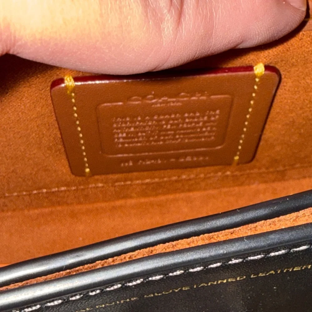 Authentic Coach Black leather shoulder bag BNWT suede interior with key to lock. - Picture 3 of 16